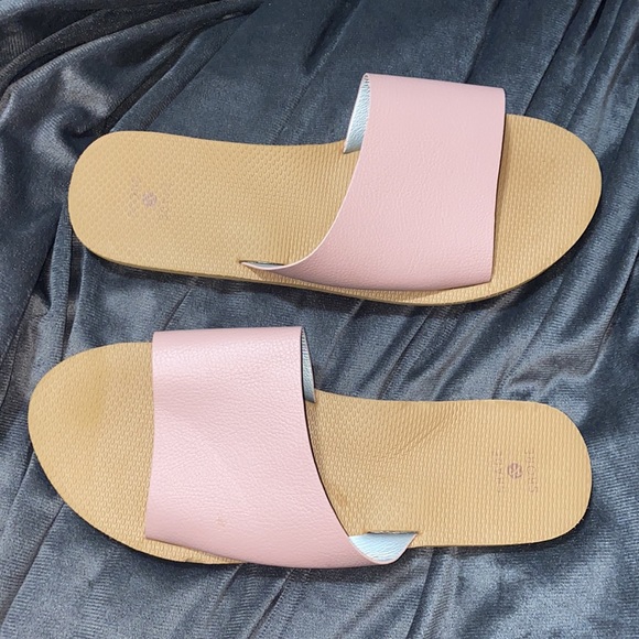 Shoes - 🎀Pink slip on sandals!